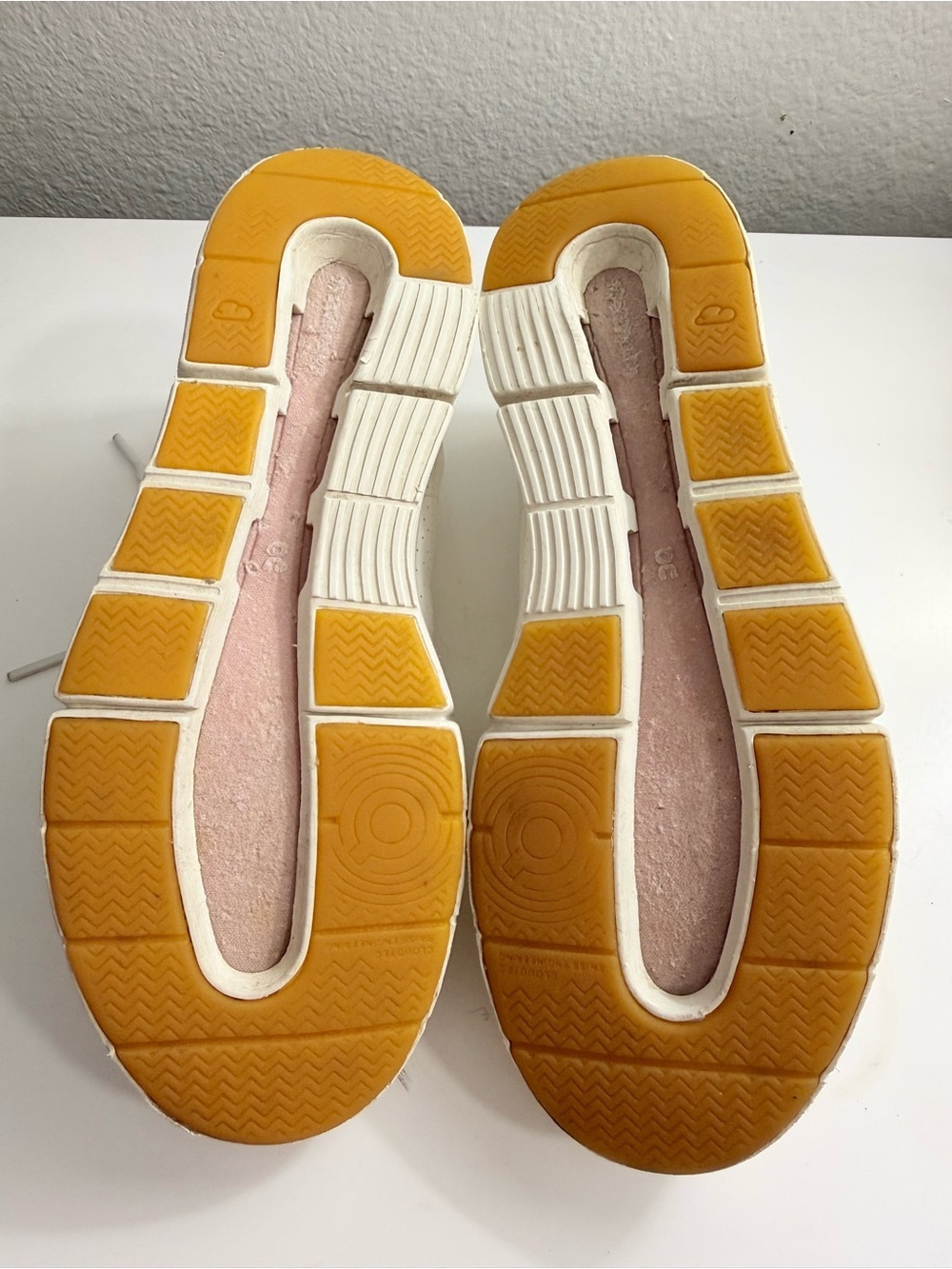 On the Roger centre court women size 7.5 white  Sneakers with Pink and Gold - Picture 7 of 8